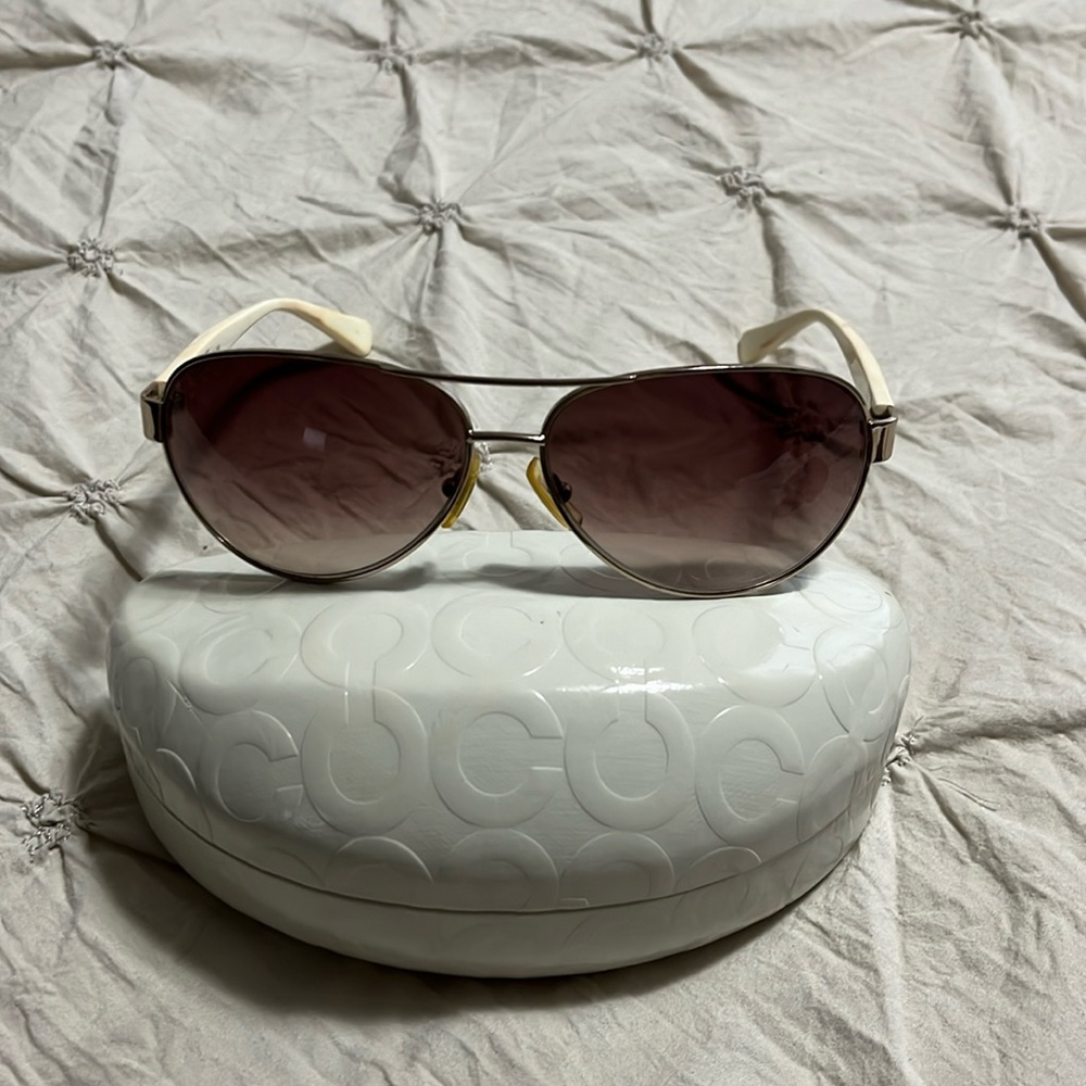 Coach Aviator’s women’s sunglasses